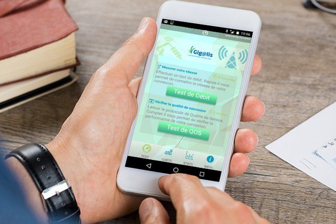 gros plan sur un téléphone ouvert sur l'appli Gig@lis