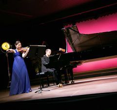 Une violoniste et un pianiste sur scène