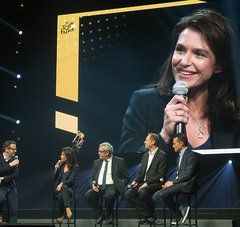 Christelle Morançais, présidente du Conseil régional des Pays de la Loire sur scène avec 1 journaliste et 3 interlocuteurs + écran géant