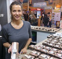 Jeune femme derrière son stand de gâteau Baulois